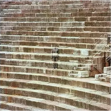 Liu Bolin camouflaged on stairs