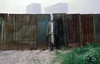 Liu Bolin camouflaged by fence